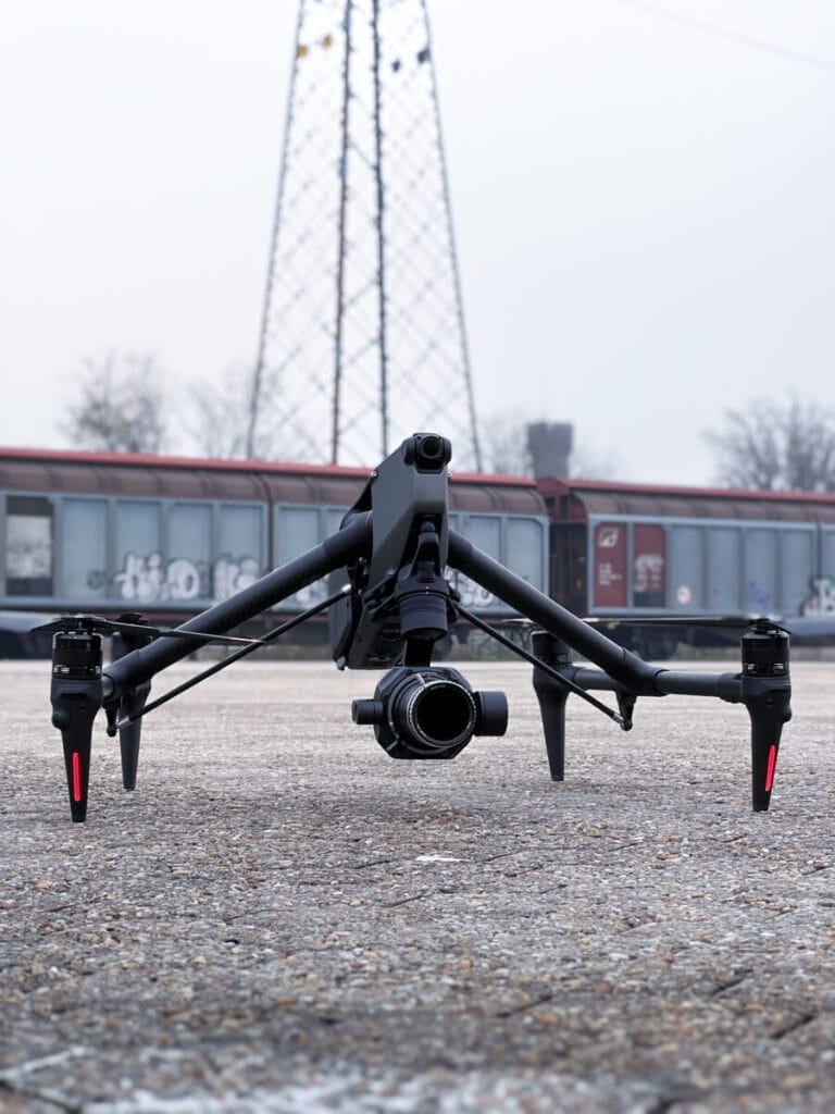 Drone DJI Inspire 3 su set cinematografico